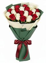 Букет Микс из красных и белых роз в Авдотьино