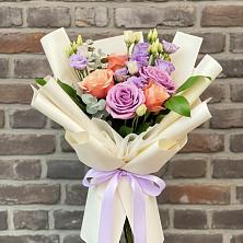 Букет цветов из:  Лизиантусы и Розы в Авдотьино