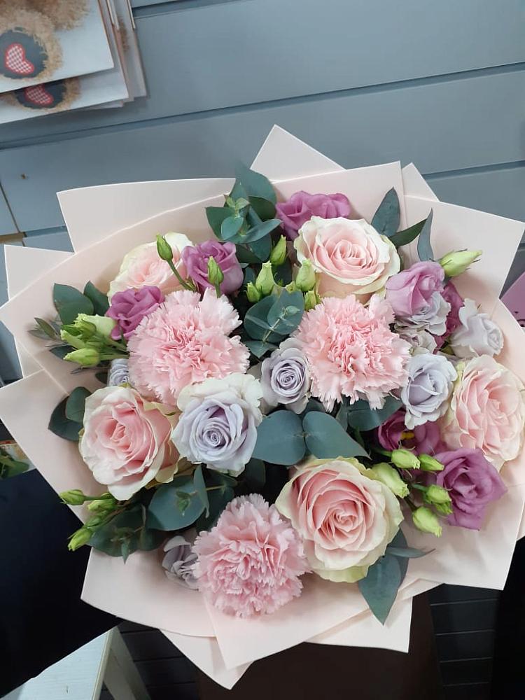 Букет цветов из: Розы, Гвоздики и Лизиантусы в Авдотьино